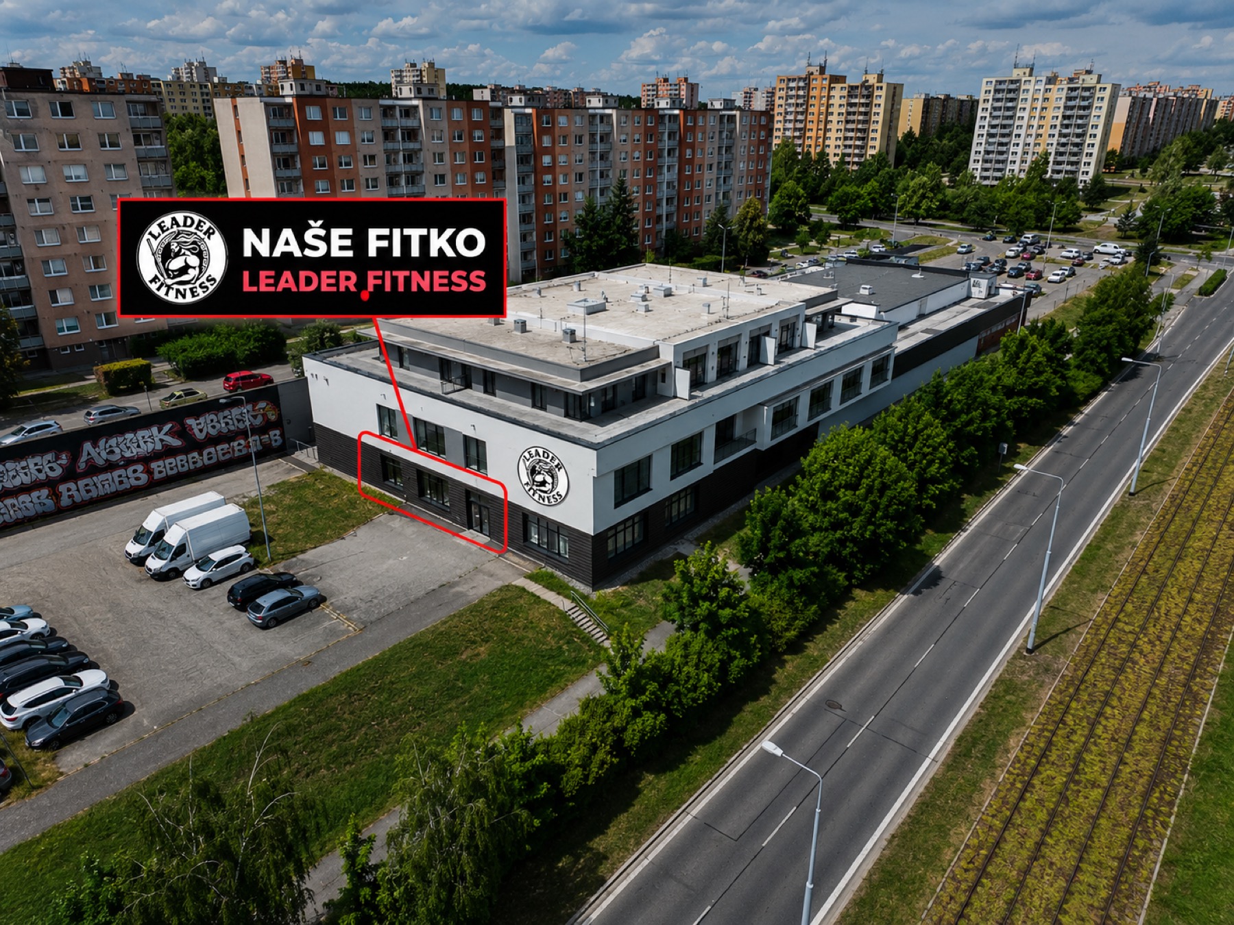 Budova Leader Fitness a bezplatné parkoviště